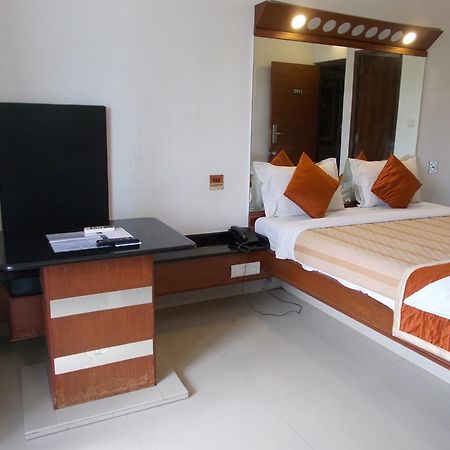 Lotus Comfort - A Pondy Hotel Pondicherry Bagian luar foto