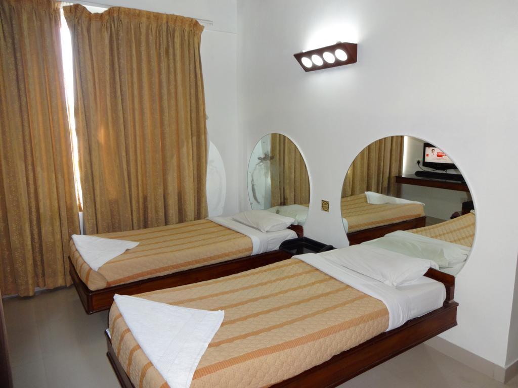 Lotus Comfort - A Pondy Hotel Pondicherry Bagian luar foto