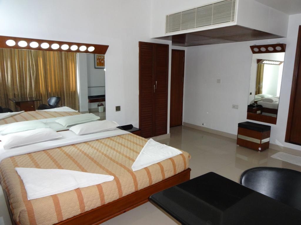 Lotus Comfort - A Pondy Hotel Pondicherry Bagian luar foto